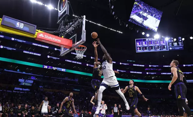 木狼前鋒蘭度（Julius Randle）在周二對陣湖人的上半場持球推進。AP圖片