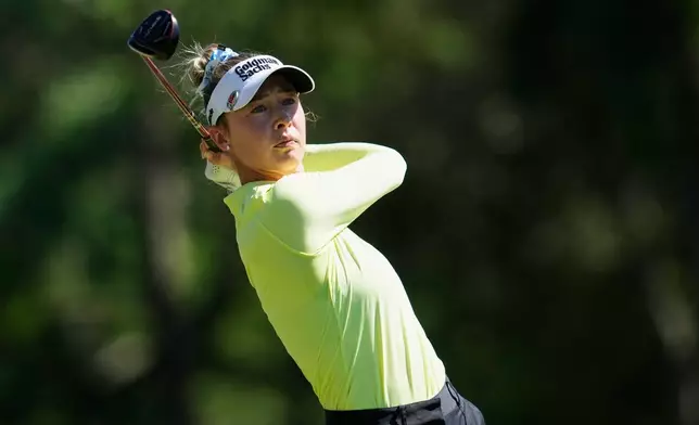 美國球手奈莉哥達（Nelly Korda）於2026年3月22日周日，在加州門洛帕克舉行的LPGA Fortinet創辦人盃高爾夫球賽決賽輪中，在第三洞發球台擊球。(美聯社圖片/Godofredo A. Vásquez) AP圖片