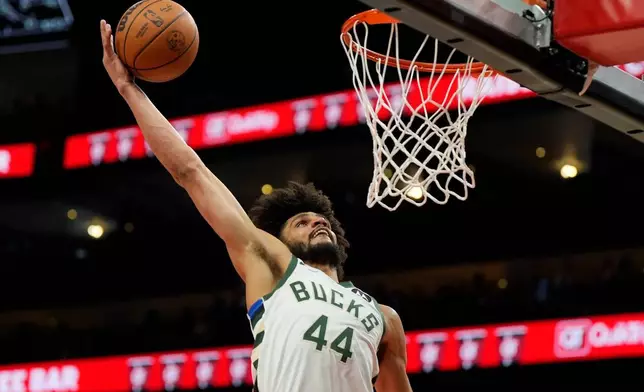 密爾沃基公鹿隊後衛小安德烈積遜（44號）在阿特蘭大鷹隊防守下入樽。 AP圖片