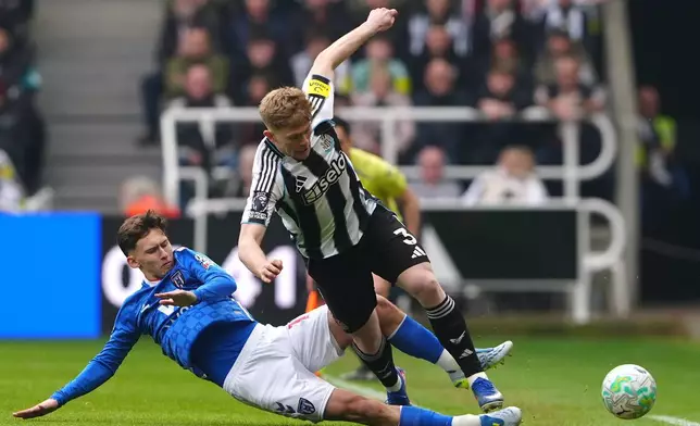 英超聯賽紐卡素對新特蘭賽事期間，新特蘭的列治（左）與紐卡素的路易士賀爾在聖占士公園球場外爭奪控球權。AP圖片