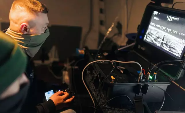 2026年3月14日周六，烏克蘭哈爾科夫地區前線，第127獨立國土防衛旅士兵操作無人機，搜尋俄羅斯攻擊無人機。(美聯社圖片/Nikoletta Stoyanova) AP圖片