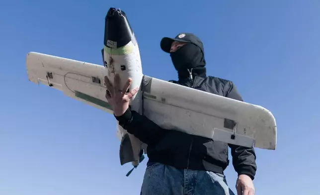 2026年3月13日周五，烏克蘭哈爾科夫地區前線，第127獨立國土防衛旅一名士兵發射無人機，搜尋俄羅斯攻擊無人機。(美聯社圖片/Nikoletta Stoyanova) AP圖片