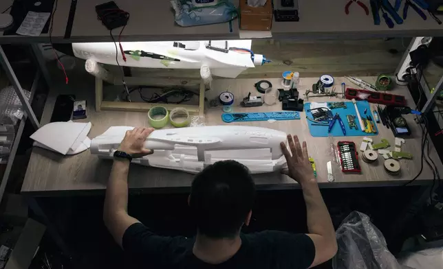 2026年3月13日周五，烏克蘭哈爾科夫地區前線一個工場內，第127獨立國土防衛旅一名士兵組裝無人機。(美聯社圖片/Nikoletta Stoyanova) AP圖片