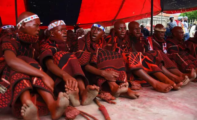 一群年輕參與者在南非普塔迪查巴（Phuthaditjhaba）的成年禮儀式上就座。攝於2026年1月3日（周六）。 (美聯社圖片/Alfonso Nqunjana) AP圖片
