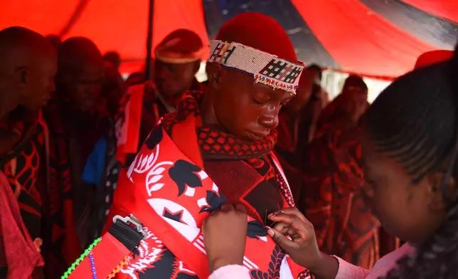 一名參與者從南非普塔迪查巴（Phuthaditjhaba）的傳統成年禮學校歸來後，被布料包裹著。攝於2026年1月3日（周六）。 (美聯社圖片/Alfonso Nqunjana) AP圖片