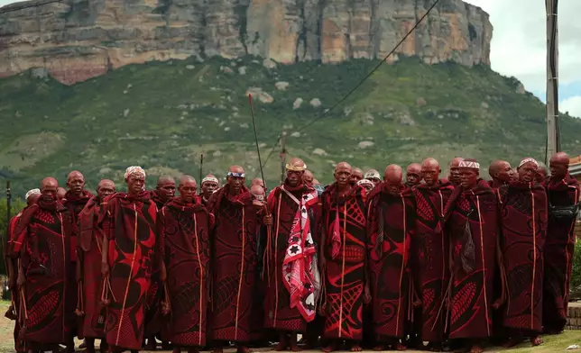 參與者在南非普塔迪查巴（Phuthaditjhaba）的傳統成年禮學校完成成年儀式後歸來。攝於2026年1月3日（周六）。 (美聯社圖片/Alfonso Nqunjana) AP圖片