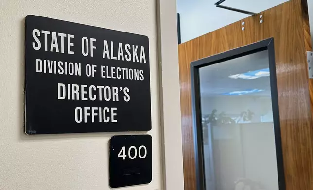 2026年3月19日，阿拉斯加朱諾（Juneau），阿拉斯加選舉事務處（Alaska Division of Elections）總監辦公室外懸掛的標誌。(美聯社圖片/Becky Bohrer) AP圖片