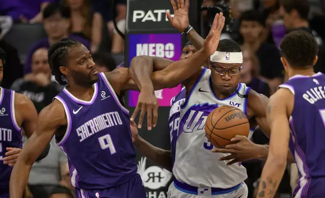 帝王前鋒阿祖華（Precious Achiuwa）（9號）與爵士中鋒茨希布韋（Oscar Tshiebwe）奪籃板球。AP圖片