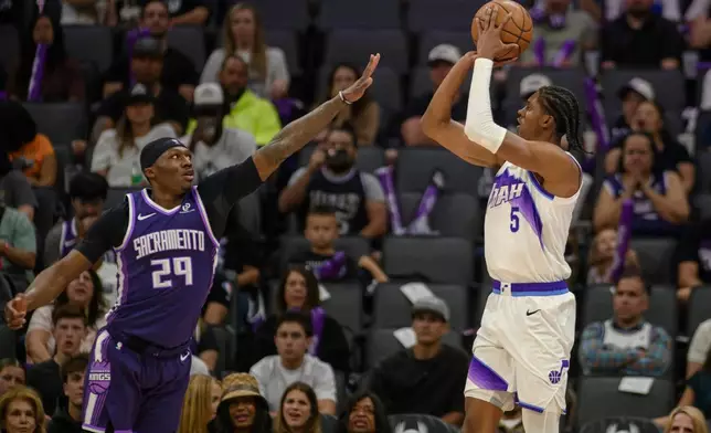 爵士前鋒威廉斯（Cody Williams）（5號）在帝王後衛普勞登（Daeqwon Plowden）（29號）面前投籃。AP圖片