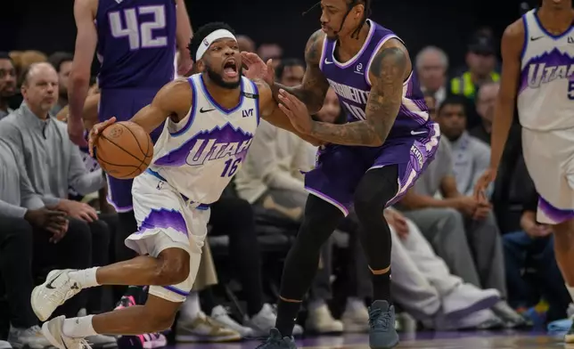 爵士後衛伊利亞夏克利斯（Elijah Harkless）（16號）突破帝王後衛迪羅辛（DeMar DeRozan）（10號）的防守。 AP圖片