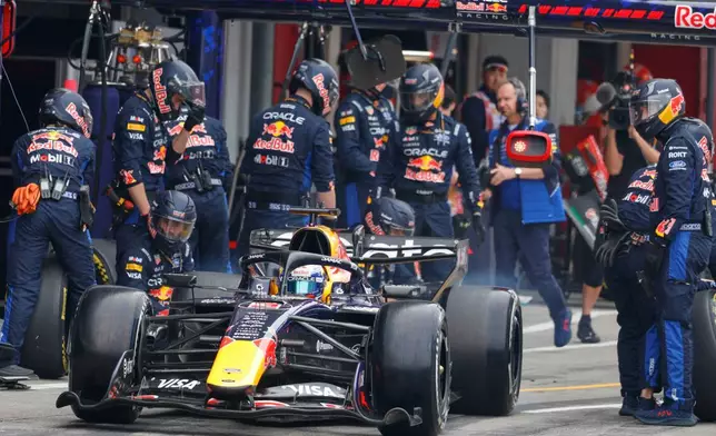 紅牛車隊荷蘭籍車手韋特本（Max Verstappen），周日（2026年3月29日）在日本鈴鹿舉行的日本一級方程式大獎賽期間，駕駛賽車駛出維修區。（美聯社圖片/Franck Robichon） AP圖片