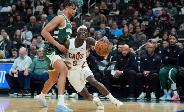 克里夫蘭騎士的舒路達（Dennis Schroder，8號）運球突破密爾沃基公鹿的迪安（Ousmane Dieng）。 AP圖片