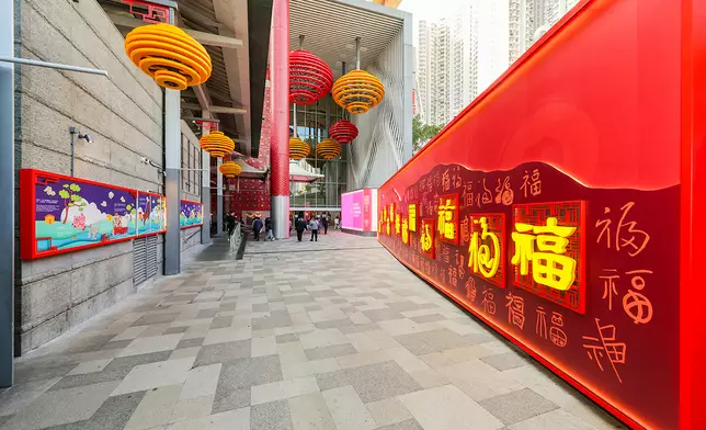 「領展黃大仙《福牆》」，位於貫通旅遊熱點黃大仙廟、黃大仙港鐵站B3出口及黃大仙中心北館的主要通道「祝福里」