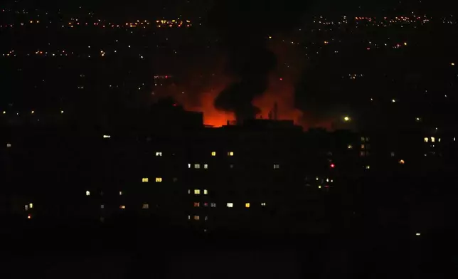 2026年3月7日周六，美國與以色列在伊朗發動軍事行動，德黑蘭遭襲擊，濃煙升起。(美聯社圖片/Vahid Salemi) AP圖片