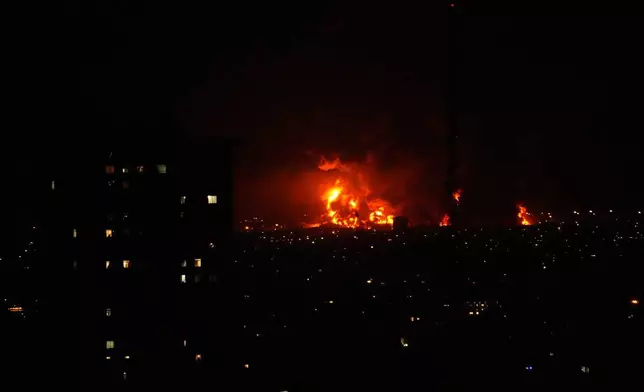 2026年3月7日周六，美國與以色列在伊朗發動軍事行動，德黑蘭南部一座儲油設施遭襲擊，火焰升起。(美聯社圖片/Vahid Salemi) AP圖片