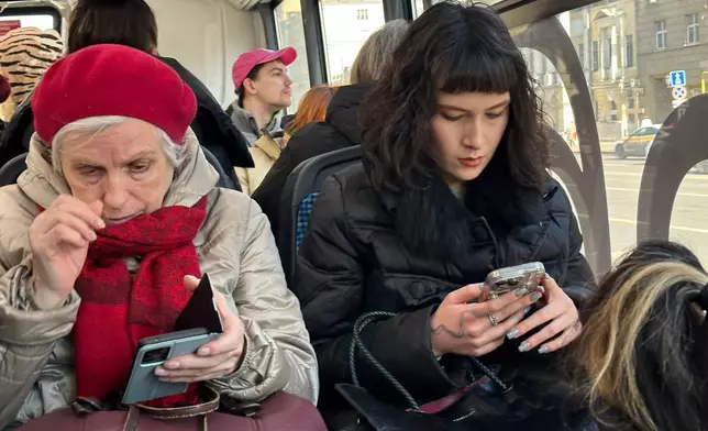 資料圖片：2026年3月11日，多名女子在莫斯科一輛巴士上查看智能手機。(美聯社圖片/Alexander Zemlianichenko) AP圖片