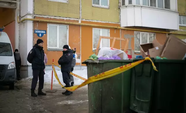 2026年3月15日周日，俄羅斯彼爾姆（Perm），警方人員站在一場計劃中抗議限制 Telegram 的集會地點。該集會因「潛在緊急情況」而被撤銷許可。(美聯社圖片) AP圖片