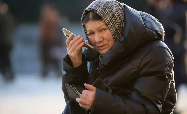 資料圖片：2026年3月11日，一名女子在莫斯科紅場講電話。(美聯社圖片/Alexander Zemlianichenko) AP圖片