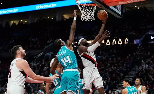 波特蘭拓荒者前鋒謝拉米格蘭（Jerami Grant，9號）在夏洛特黃蜂前鋒迪亞巴特（Moussa Diabaté，14號）防守下投籃。 AP圖片