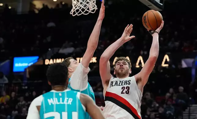 波特蘭拓荒者中鋒奇寧根（Donovan Clingan，23號）在對陣夏洛特黃蜂的賽事中投籃。AP圖片