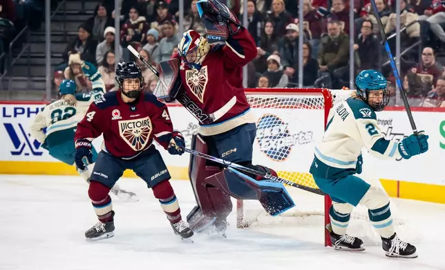 2026年3月19日，魁北克省拉瓦爾，職業女子冰球聯賽首節賽事，蒙特利爾勝利隊門將安妮雲妮迪斯賓斯（35號）撲救西雅圖激流隊安妮達泰拉洛娃（2號）的射門，蒙特利爾勝利隊阿曼達布利爾（44號）在旁防守。(Christopher Katsarov/加拿大通訊社圖片/美聯社) AP圖片