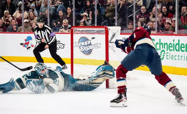 2026年3月19日，魁北克省拉瓦爾，職業女子冰球聯賽第二節賽事，蒙特利爾勝利隊羅拉史黛絲（7號）射破西雅圖激流隊門將漢娜梅菲（83號）的十指關。(Christopher Katsarov/加拿大通訊社圖片/美聯社) AP圖片