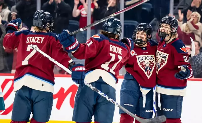 2026年3月19日，魁北克省拉瓦爾，職業女子冰球聯賽第二節賽事，蒙特利爾勝利隊嘉芙蓮杜布瓦（28號，最右）入球後與隊友慶祝。(Christopher Katsarov/加拿大通訊社圖片/美聯社) AP圖片