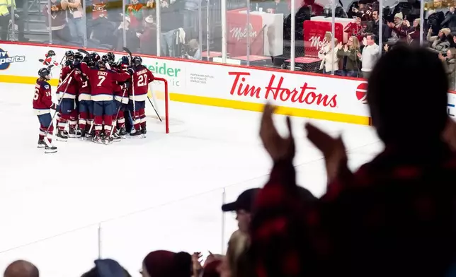 2026年3月19日，魁北克省拉瓦爾，蒙特利爾勝利隊門將安妮雲妮迪斯賓斯（35號）在職業女子冰球聯賽擊敗西雅圖激流隊後與隊友慶祝。(Christopher Katsarov/加拿大通訊社圖片/美聯社) AP圖片