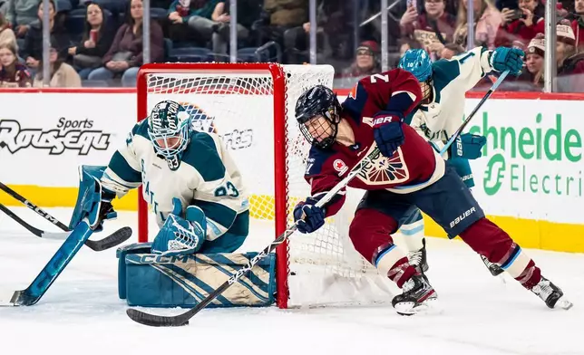 2026年3月19日，魁北克省拉瓦爾，職業女子冰球聯賽第二節賽事，蒙特利爾勝利隊羅拉史黛絲（7號）在門前滑行，西雅圖激流隊門將漢娜梅菲（83號）防守。(Christopher Katsarov/加拿大通訊社圖片/美聯社) AP圖片