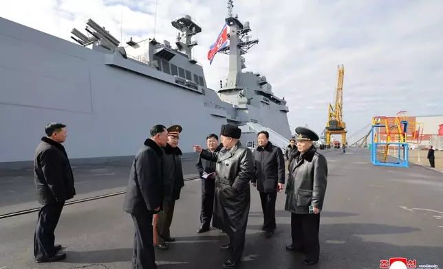 朝鮮領袖金正恩（中）於2026年3月3日周二，在朝鮮南浦的一個造船廠視察新型驅逐艦「崔賢」號，為其服役作準備。美聯社圖片/朝中社/韓國新聞社
