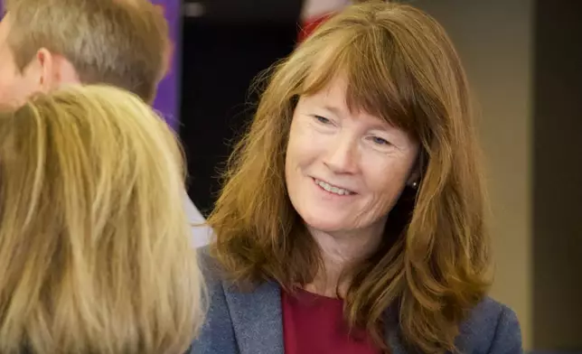 猶他州參議員里貝（Kathleen Riebe）於2026年3月21日，在猶他州泰勒斯維爾（Taylorsville）向選民發言，她正競逐猶他州新民主黨傾向國會選區。(美聯社圖片/Hannah Schoenbaum) AP圖片