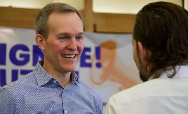 前美國眾議員麥亞當斯（Ben McAdams）於2026年3月21日，在猶他州泰勒斯維爾（Taylorsville）一個為競逐猶他州新民主黨傾向國會選區的候選人活動上，與一名選民交談。(美聯社圖片/Hannah Schoenbaum) AP圖片