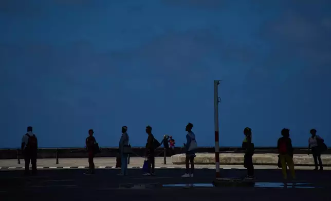 周三（2026年3月4日），哈瓦那停電期間，民眾等候公共交通工具。(美聯社圖片/Ramon Espinosa) AP圖片