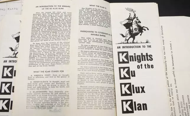 密西西比州檔案與歷史部提供的照片顯示，2026年3月19日周四，在密西西比州積遜市，密西西比州公共安全部員工準備搬遷時，於一個壁櫥內發現一本三K黨手冊。(密西西比州檔案與歷史部透過美聯社) AP圖片