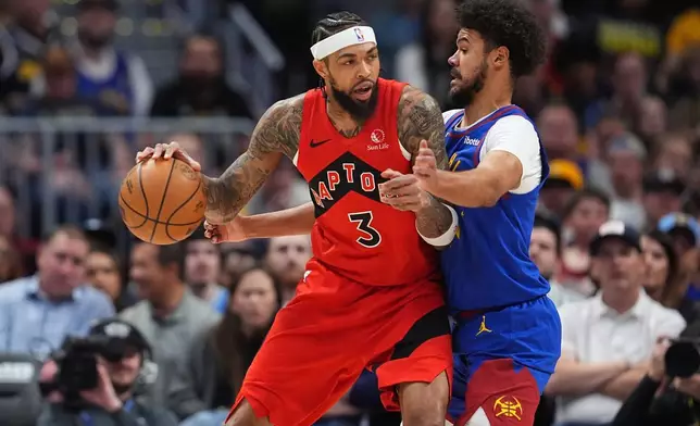 多倫多速龍前鋒布蘭登英格倫（左）在周五（2026年3月20日）於丹佛舉行的一場NBA籃球賽上半場，防守丹佛金塊前鋒卡梅倫莊臣。(美聯社圖片/David Zalubowski) AP圖片