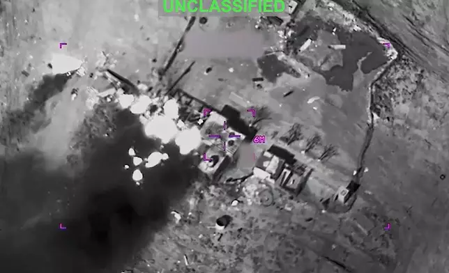 (美聯社圖片/U.S. Central Command) 美國中央司令部提供的部分編輯影片截圖顯示，2026年3月1日星期日，美軍發射導彈襲擊伊朗一處建築群。 AP圖片