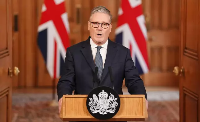 英國首相施紀賢於2月28日在倫敦唐寧街10號就中東最新局勢發表聲明。AP圖片