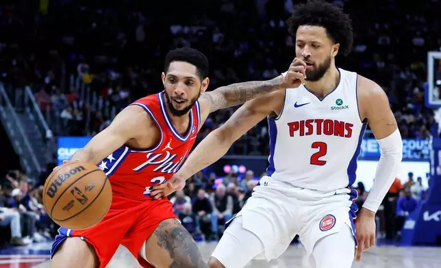 費城 76人後衛披恩（Cameron Payne）面對活塞後衛根寧咸（Cade Cunningham）防守下持球推進。AP圖片