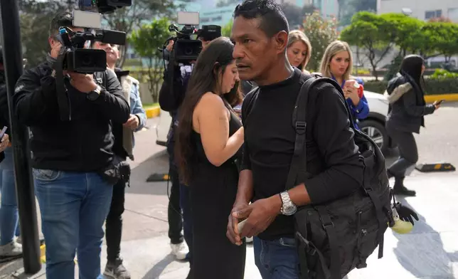 士兵安東尼奧·洛佩斯（Antonio Lopez）的親屬曼努埃爾·洛佩斯（Manuel Lopez），周二（2026年3月24日）抵達哥倫比亞波哥大的一間軍事醫院，其親屬在萊吉薩莫港墜毀的貨機上，現正於該醫院接受治療。(美聯社圖片/Fernando Vergara) AP圖片