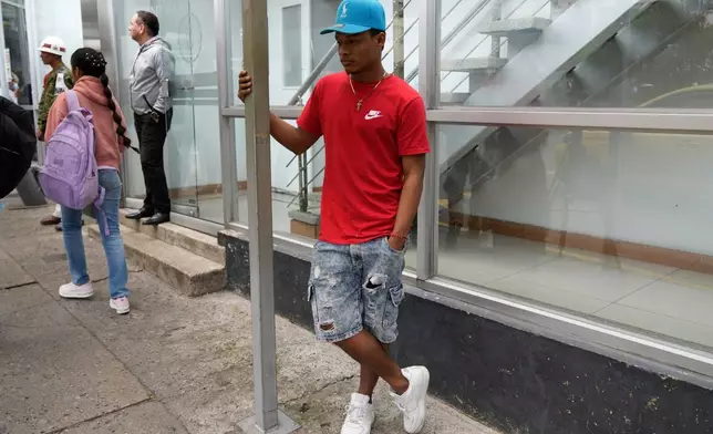 士兵毛羅·佩納蘭達（Mauro Penaranda）的表弟耶弗森·德拉奧斯（Yeferson de la Hoz），周二（2026年3月24日）站在哥倫比亞波哥大的一間軍事醫院，其表弟在萊吉薩莫港墜毀的貨機上，現正於該醫院接受治療。(美聯社圖片/Fernando Vergara) AP圖片