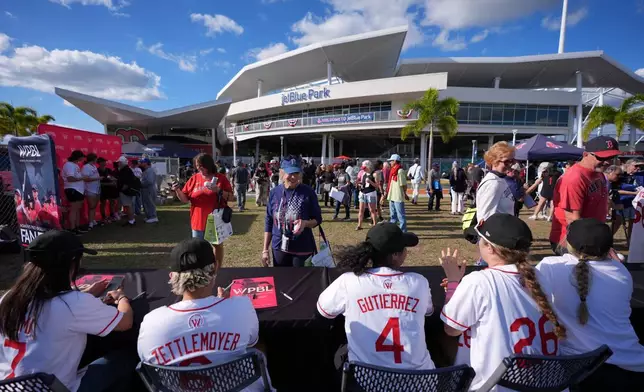 2026年3月19日周四，在佛羅里達州邁爾斯堡（Fort Myers），波士頓紅襪隊（Boston Red Sox）與明尼蘇達雙城隊（Minnesota Twins）的春季訓練賽前，球迷在女子職業棒球聯盟（Women's Pro Baseball League）的球迷嘉年華活動中與球員互動。(美聯社圖片/Rebecca Blackwell) AP圖片