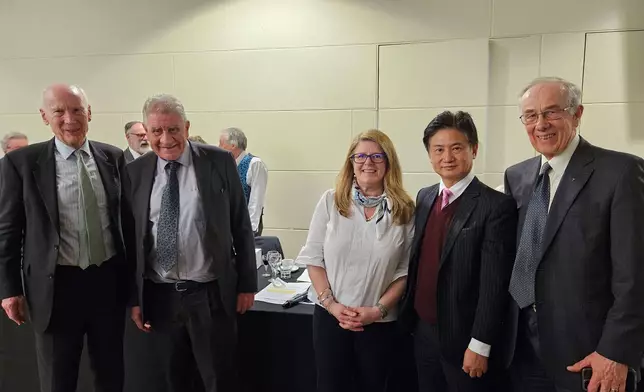 吳宏偉教授（右二）與英國岩土力學與工程學會主席Chaido Doulala-Rigby工程師（右三）及過往朗肯講座主講者，包括第32屆主講者Brian SIMPSON博士（右一）、第46屆主講者Lord Robert MAIR教授（左一）、第47屆主講者Antonio GENS教授（左二）合影。