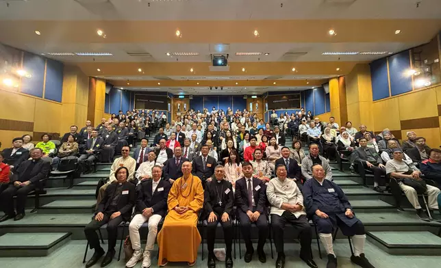 香港六宗教領袖座談會丙午年新春團賀於香港堅道 16 號天主教教區中心 9 樓舉行，六宗教同仁合照。