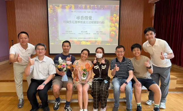 陳國峰與義工為學生送上福袋