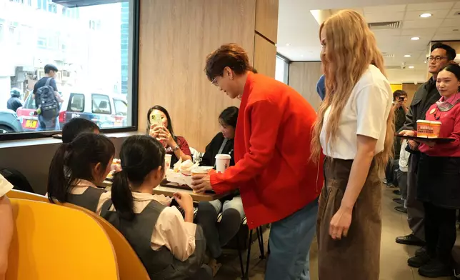 張敬軒與現場粉絲互動。