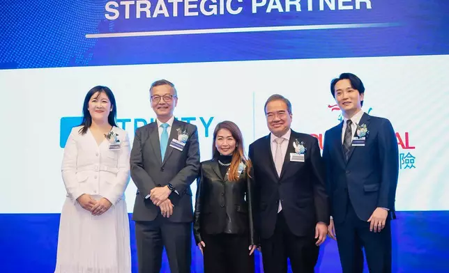 全仁醫療與保誠保險達成戰略合作協議， 並獲保誠保險首席客務營運及健康保障業務總監歐陽佩玲女士親臨出席合照。