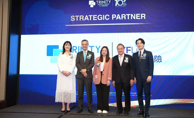 全仁醫療與萬通保險國際有限公司達成戰略合作協議， 並獲萬通保險國際有限公司首席產品策劃總監兼高級副總裁許丹萍女士親臨出席合照。