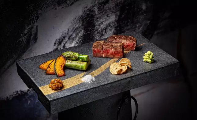 隱身於澳門銀河 萊佛士的「承‧鐵板料理」將於3月14及15日喜迎高木一雄大廚駕臨，與執掌「承‧鐵板料理」的料理匠人前田典久共繹料理哲思。