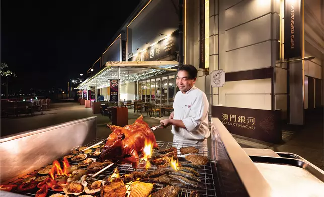 逢星期五到星期日，來「澳門百老匯」享受無盡星空下的火熱良宵，於福龍葡國餐品嚐即席製作、色香味全的鮮美烤肉和海鮮，感受春夜。