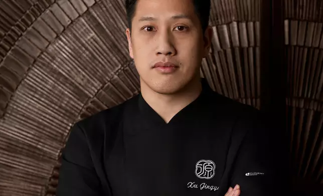 「澳門銀河」最新呈獻之「源·公館」，由榮獲米芝蓮星級殊榮的粵菜名廚徐涇業擔綱廚藝總監，秉持「守正創新、還原本味」的料理哲學，在尊重傳統的同時，以現代視角重新詮釋經典。